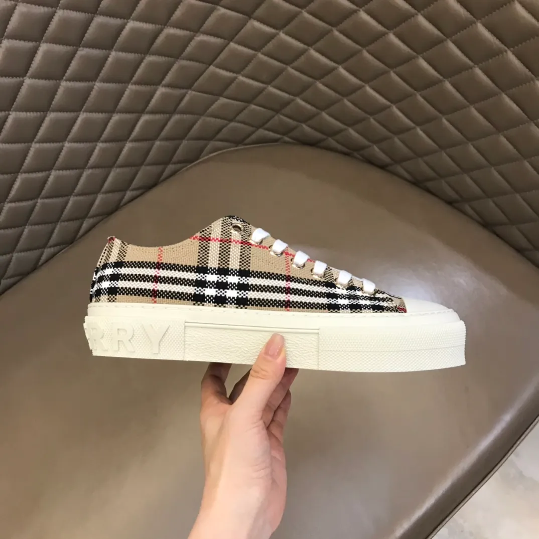 p400 "BURBERR*" men's classic low-top sneakers are reinterpreted in Vintage checked cotton material and decorated with a new brand logo. First-layer cowhide lining, embossed Burberry logo on the heel, and original TPU outsole! Size: 38-44 No. 068